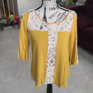 🛍️🛍️ 3 for $5. Beautiful top with lace detail
